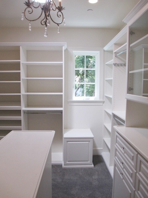 Foto de armario vestidor unisex tradicional grande con armarios con paneles con relieve, puertas de armario blancas, moqueta y suelo gris