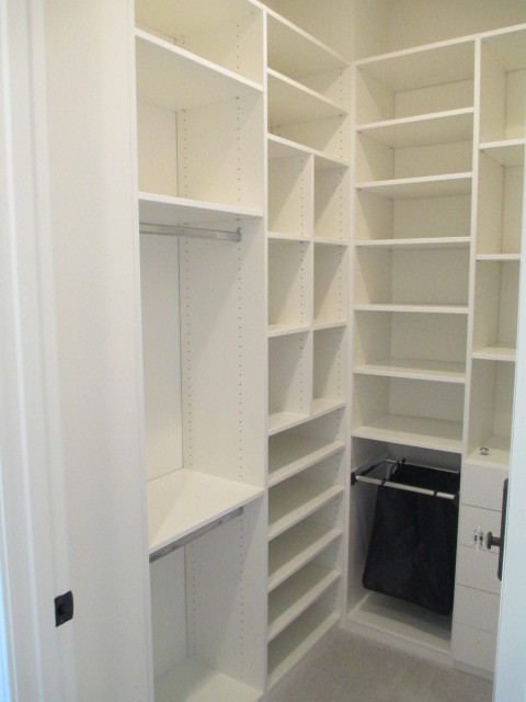 Foto de armario vestidor unisex clásico grande con puertas de armario blancas, moqueta, armarios con paneles con relieve y suelo gris