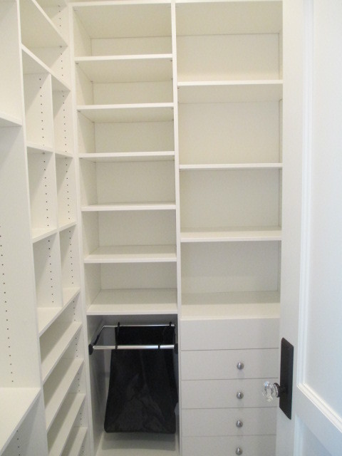 Ejemplo de armario vestidor unisex clásico grande con puertas de armario blancas, moqueta, armarios con paneles con relieve y suelo gris