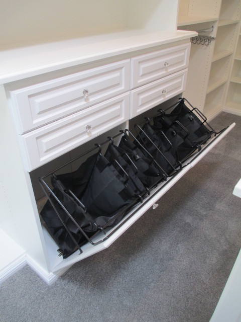 Modelo de armario vestidor unisex clásico grande con armarios con paneles con relieve, puertas de armario blancas, moqueta y suelo gris