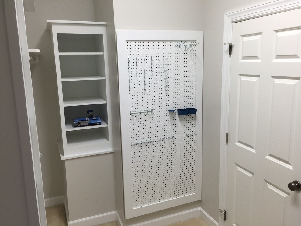 Bild på ett mellanstort walk-in-closet, med släta luckor, vita skåp och heltäckningsmatta