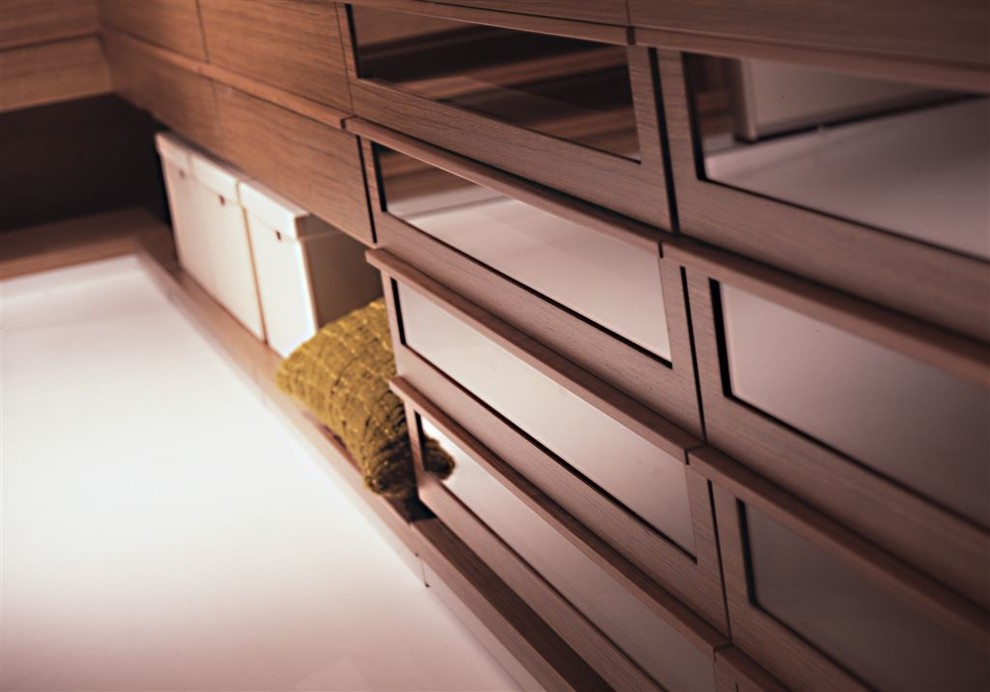 Ispirazione per una grande cabina armadio unisex minimalista con ante lisce, ante in legno chiaro e pavimento con piastrelle in ceramica