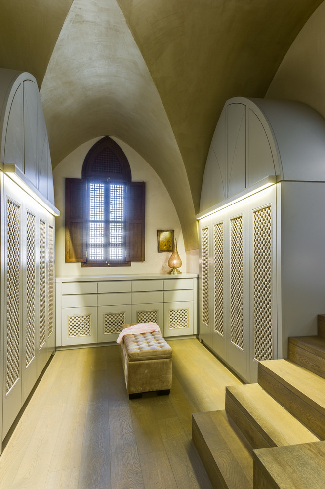 Idéer för stora medelhavsstil omklädningsrum för könsneutrala, med klinkergolv i terrakotta