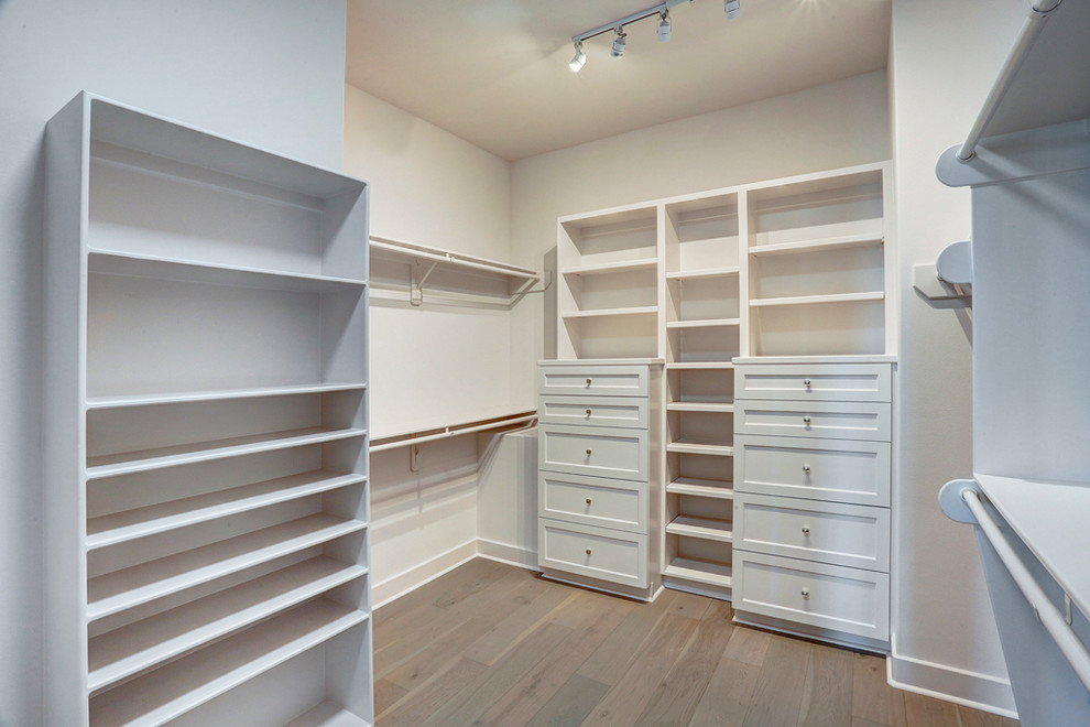 Idéer för att renovera ett stort vintage walk-in-closet, med skåp i shakerstil, vita skåp och ljust trägolv