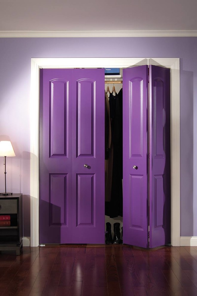 Foto de armario tradicional renovado, de tamaño medio, con suelo de madera oscura y suelo marrón