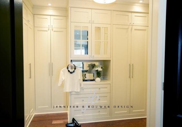 Esempio di una cabina armadio per donna design di medie dimensioni con ante in stile shaker, ante bianche e parquet scuro