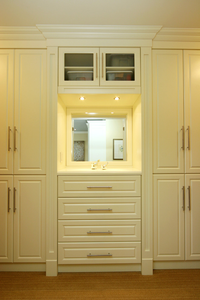Идея дизайна: гардеробная комната среднего размера, унисекс в современном стиле с белыми фасадами, ковровым покрытием и фасадами с выступающей филенкой