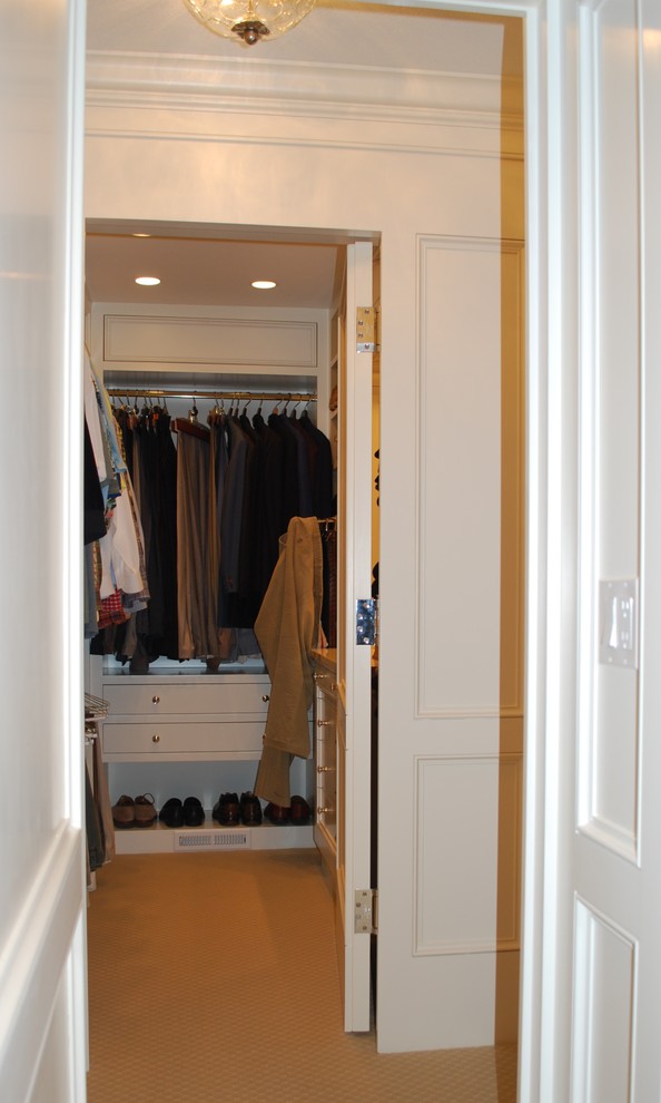 Imagen de armario vestidor de hombre tradicional de tamaño medio con armarios con paneles empotrados, puertas de armario blancas y moqueta