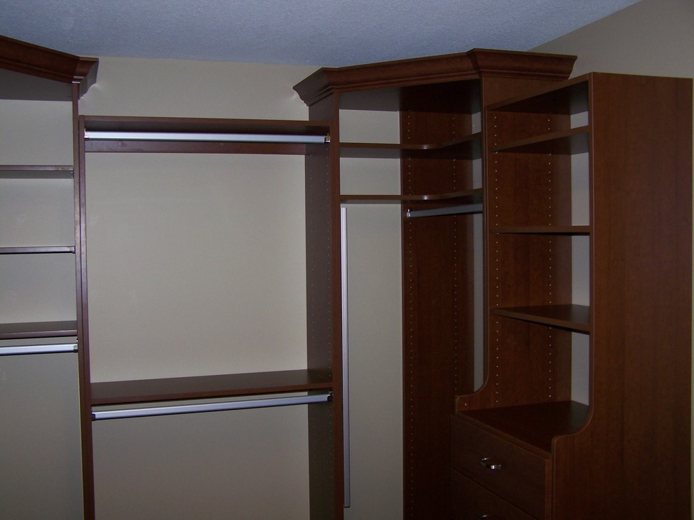 Foto de armario vestidor unisex tradicional grande con armarios con paneles lisos