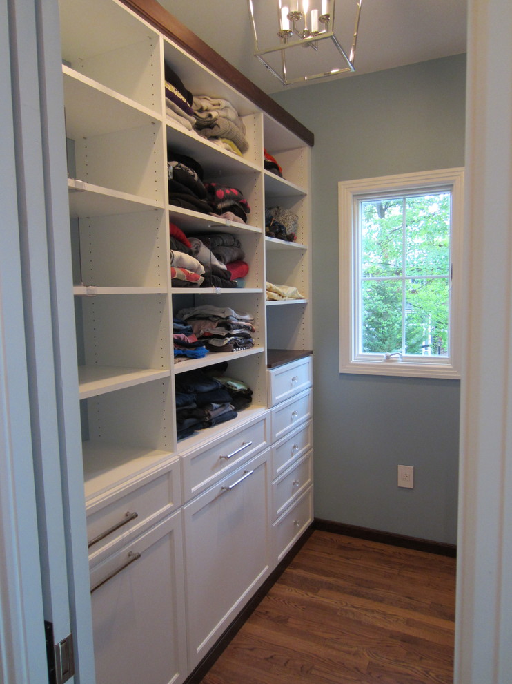 Modelo de armario vestidor clásico renovado con armarios con paneles empotrados y puertas de armario blancas