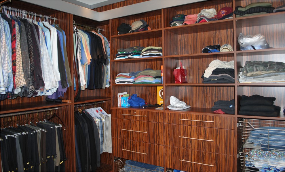Imagen de armario vestidor moderno de tamaño medio con armarios con paneles lisos