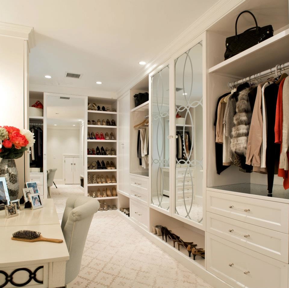 Стильный дизайн: большая гардеробная комната унисекс в классическом стиле с фасадами с утопленной филенкой, белыми фасадами, ковровым покрытием и бежевым полом - последний тренд