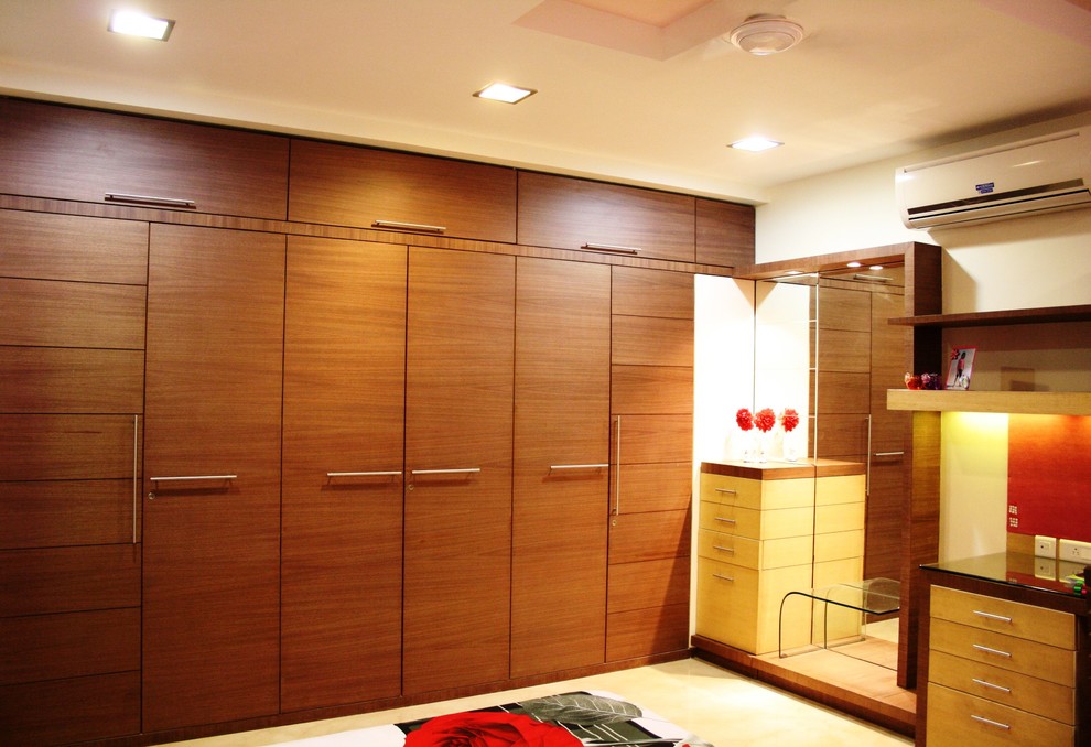 Example of a trendy closet design in Mumbai
