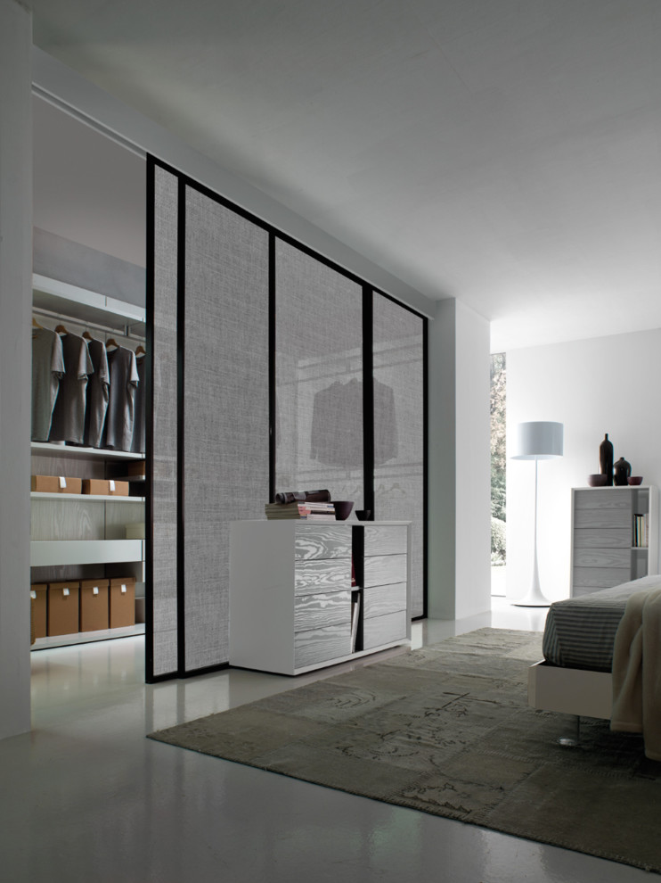 Idée de décoration pour un dressing minimaliste de taille moyenne et neutre avec un placard à porte plane, des portes de placard grises et un sol en linoléum.