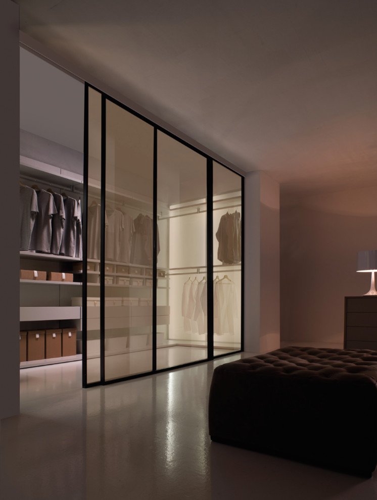 Foto de armario vestidor unisex minimalista de tamaño medio con armarios con paneles lisos, puertas de armario grises y suelo de linóleo