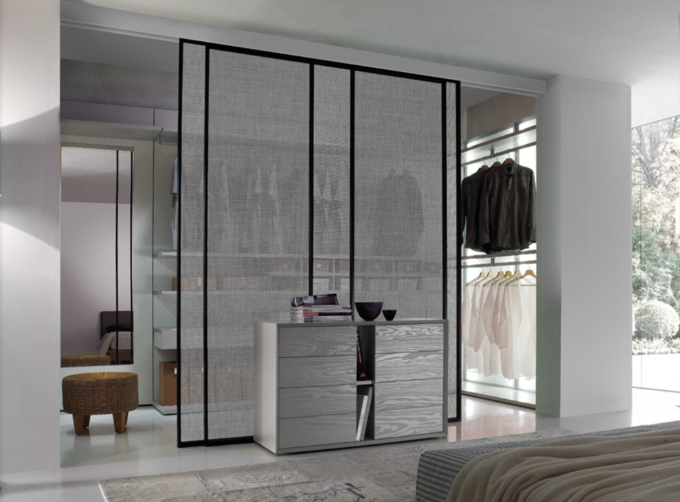 Réalisation d'un dressing minimaliste de taille moyenne et neutre avec un placard à porte plane, des portes de placard grises et un sol en linoléum.
