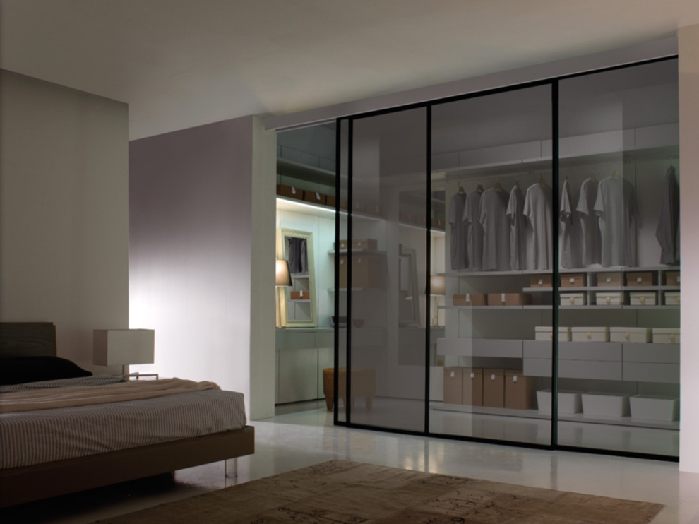 Пример оригинального дизайна: гардеробная комната среднего размера, унисекс в стиле модернизм с плоскими фасадами, серыми фасадами и полом из линолеума