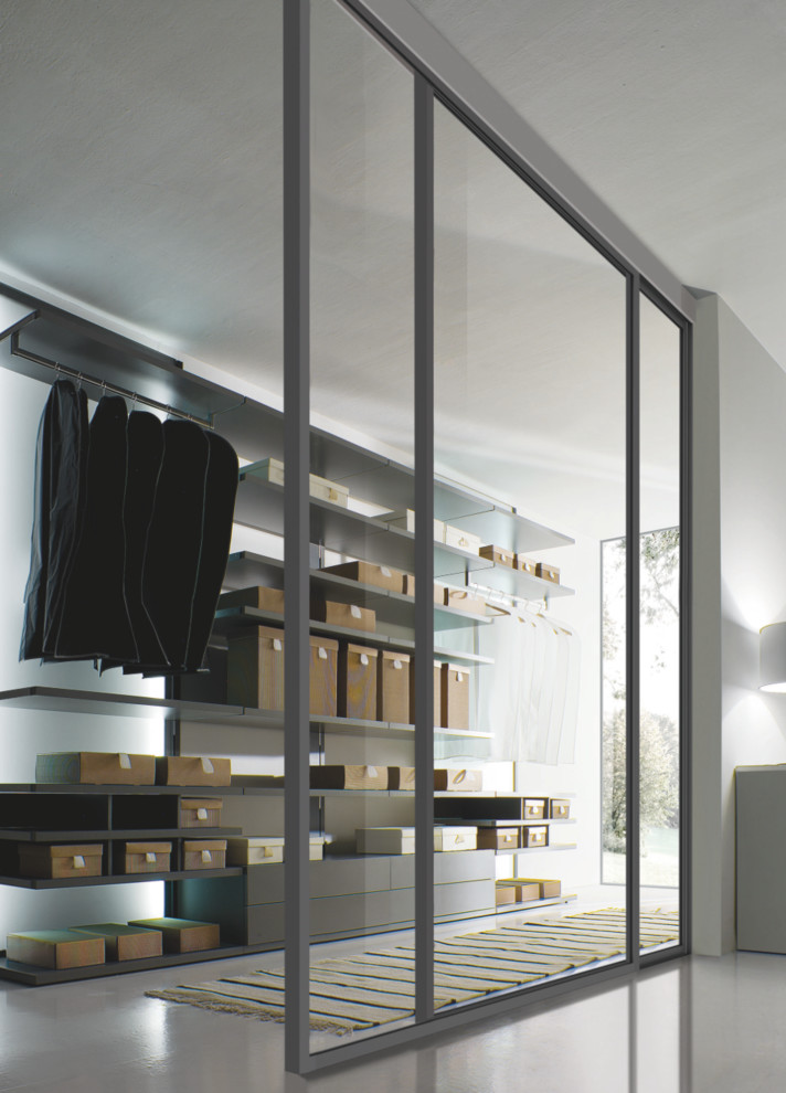 Стильный дизайн: большая гардеробная комната унисекс в стиле модернизм с плоскими фасадами, серыми фасадами и полом из линолеума - последний тренд