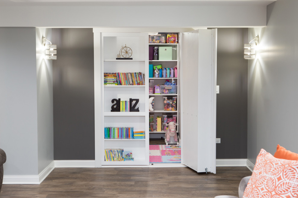 Idéer för ett mellanstort klassiskt walk-in-closet, med öppna hyllor, vita skåp, vinylgolv och brunt golv