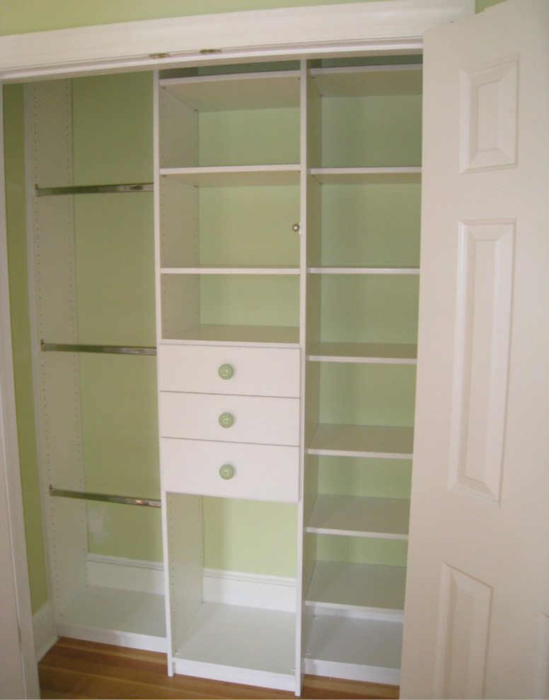 Imagen de armario unisex pequeño con armarios con paneles lisos y puertas de armario blancas