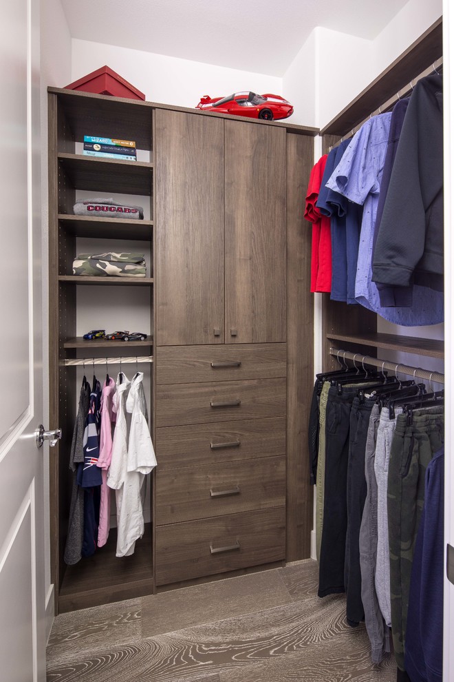 Foto de armario vestidor unisex contemporáneo pequeño con armarios con paneles lisos, puertas de armario de madera oscura, suelo de madera en tonos medios y suelo marrón