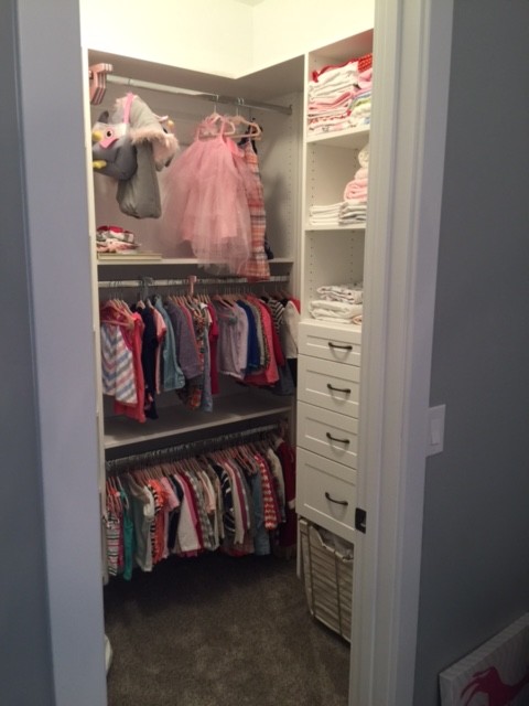 Ejemplo de armario vestidor de mujer actual pequeño con armarios estilo shaker, puertas de armario blancas y moqueta
