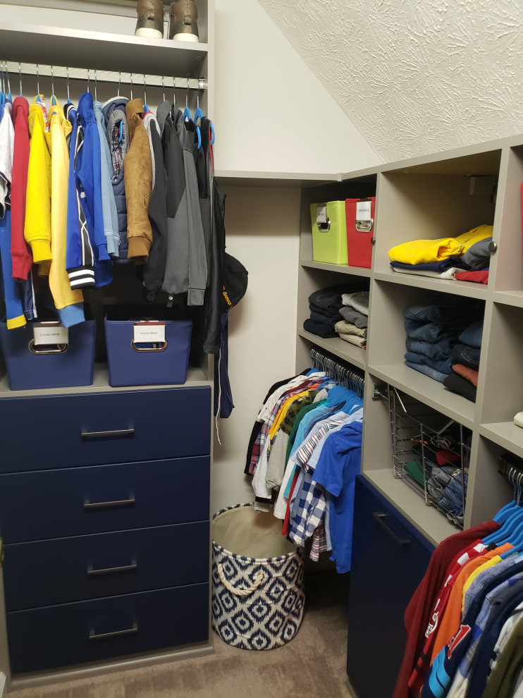 Ejemplo de armario vestidor de hombre moderno pequeño con armarios con paneles lisos y puertas de armario azules