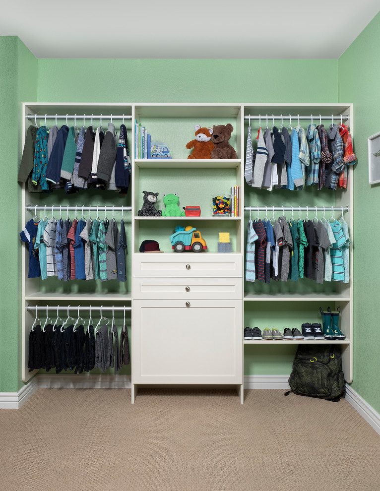 Foto de armario unisex minimalista pequeño con armarios estilo shaker y puertas de armario blancas