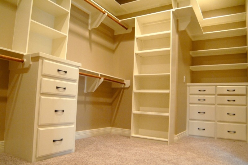 Foto de armario vestidor unisex de tamaño medio con armarios con paneles lisos, puertas de armario blancas y moqueta