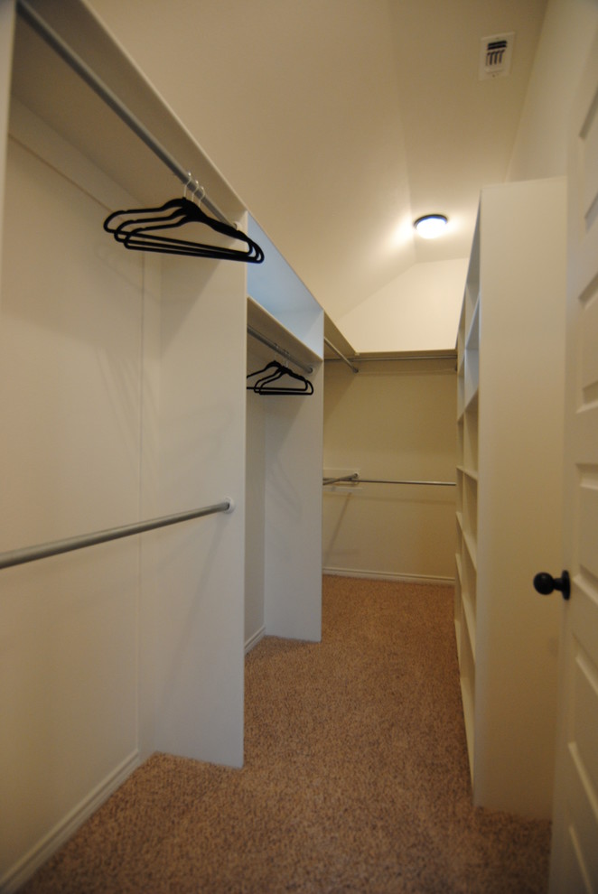Exempel på ett stort eklektiskt walk-in-closet för könsneutrala, med vita skåp och heltäckningsmatta