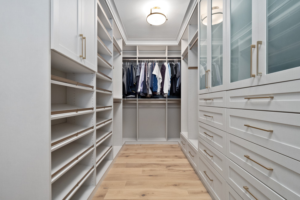 Ejemplo de armario vestidor unisex campestre de tamaño medio con armarios estilo shaker, puertas de armario grises y suelo de madera clara