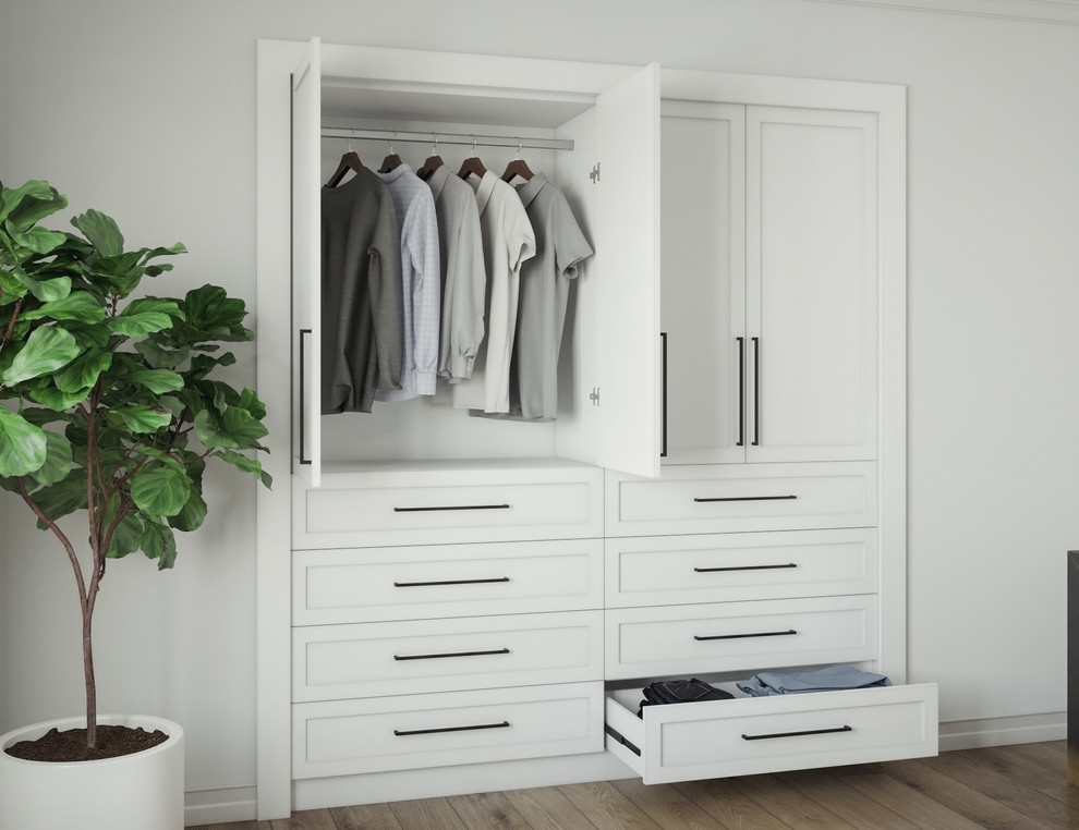 Diseño de armario minimalista de tamaño medio con armarios estilo shaker, puertas de armario blancas, suelo de madera en tonos medios y suelo marrón