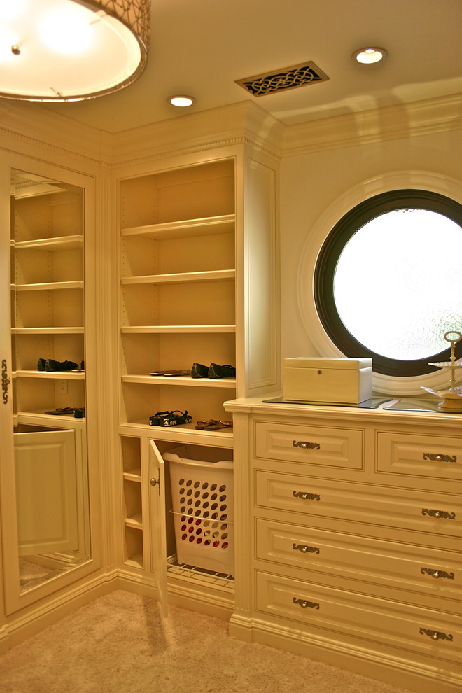 Modelo de armario vestidor unisex tradicional grande con puertas de armario blancas, moqueta, armarios con paneles con relieve y suelo beige