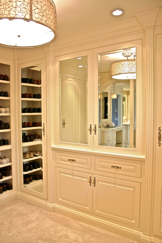 Imagen de armario vestidor unisex clásico grande con puertas de armario blancas, moqueta, armarios con paneles con relieve y suelo beige