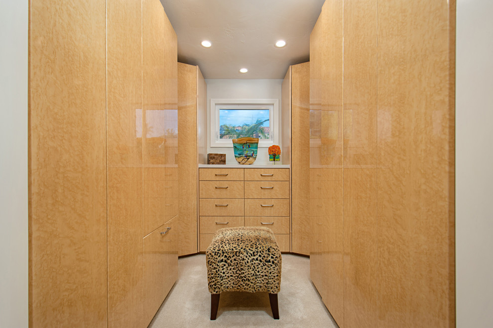 Inspiration pour un dressing room traditionnel en bois clair de taille moyenne pour une femme avec un placard à porte plane, moquette et un sol beige.