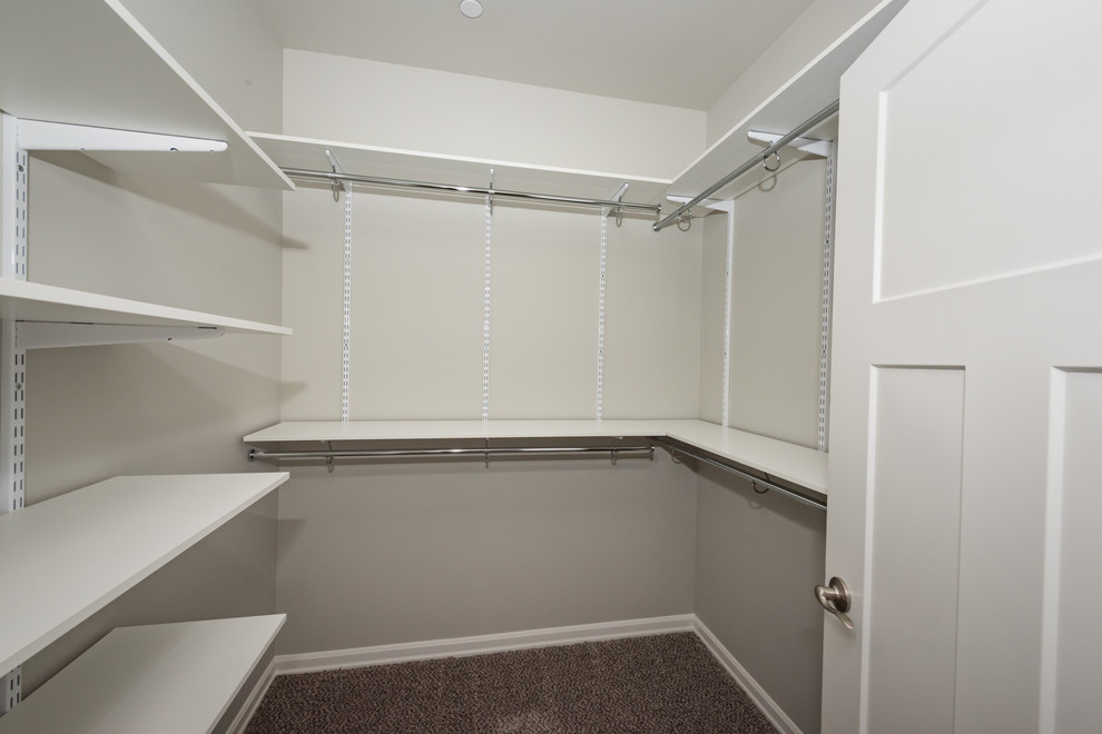 Imagen de armario vestidor unisex clásico renovado de tamaño medio con armarios abiertos, puertas de armario blancas, moqueta y suelo marrón
