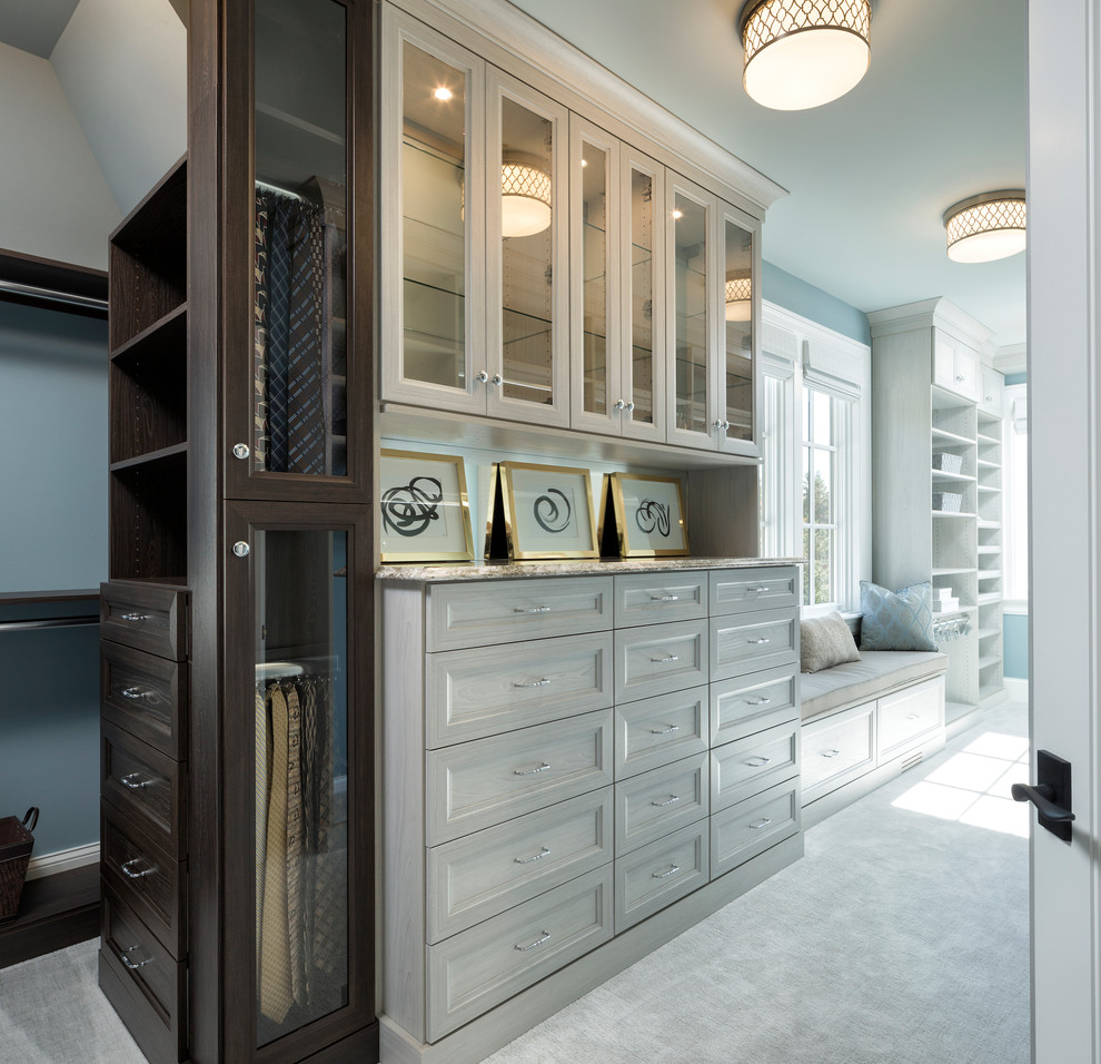 Стильный дизайн: гардеробная комната среднего размера, унисекс в классическом стиле с фасадами с утопленной филенкой, серыми фасадами, ковровым покрытием и белым полом - последний тренд