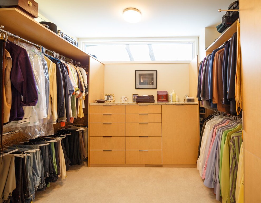 Foto de armario vestidor contemporáneo extra grande con moqueta, armarios con paneles lisos y puertas de armario de madera clara