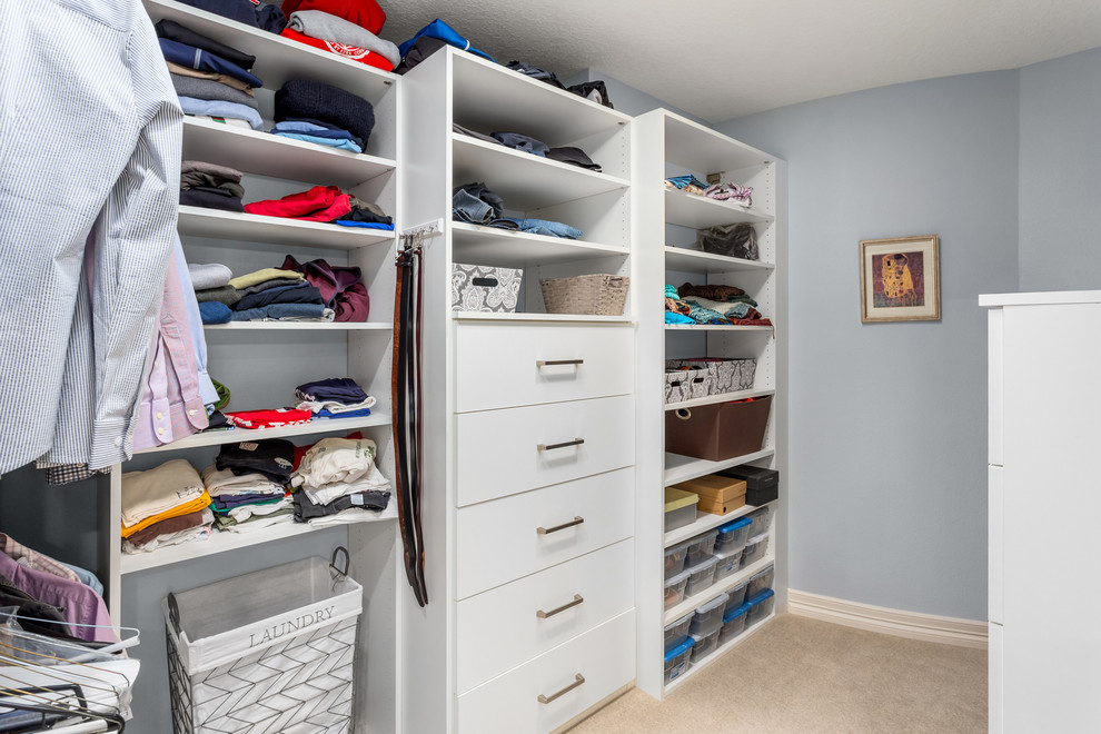 Ejemplo de armario vestidor unisex tradicional de tamaño medio con armarios abiertos, puertas de armario blancas, moqueta y suelo beige
