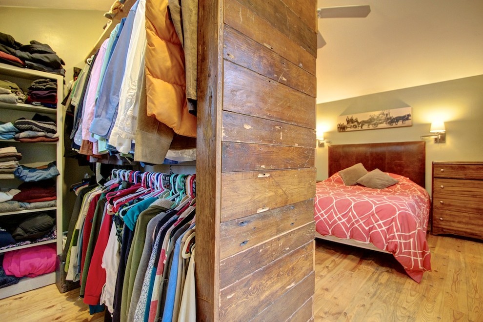 Idéer för små rustika walk-in-closets för könsneutrala, med ljust trägolv
