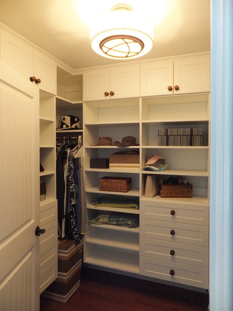 Imagen de vestidor unisex costero pequeño con puertas de armario blancas, moqueta y armarios estilo shaker
