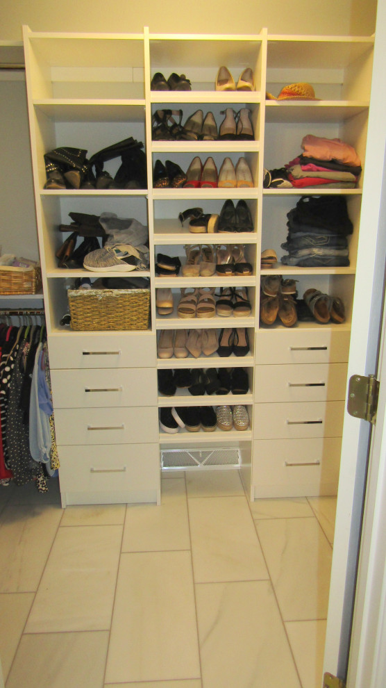 Exempel på ett mellanstort klassiskt walk-in-closet för könsneutrala, med släta luckor, vita skåp, klinkergolv i porslin och vitt golv