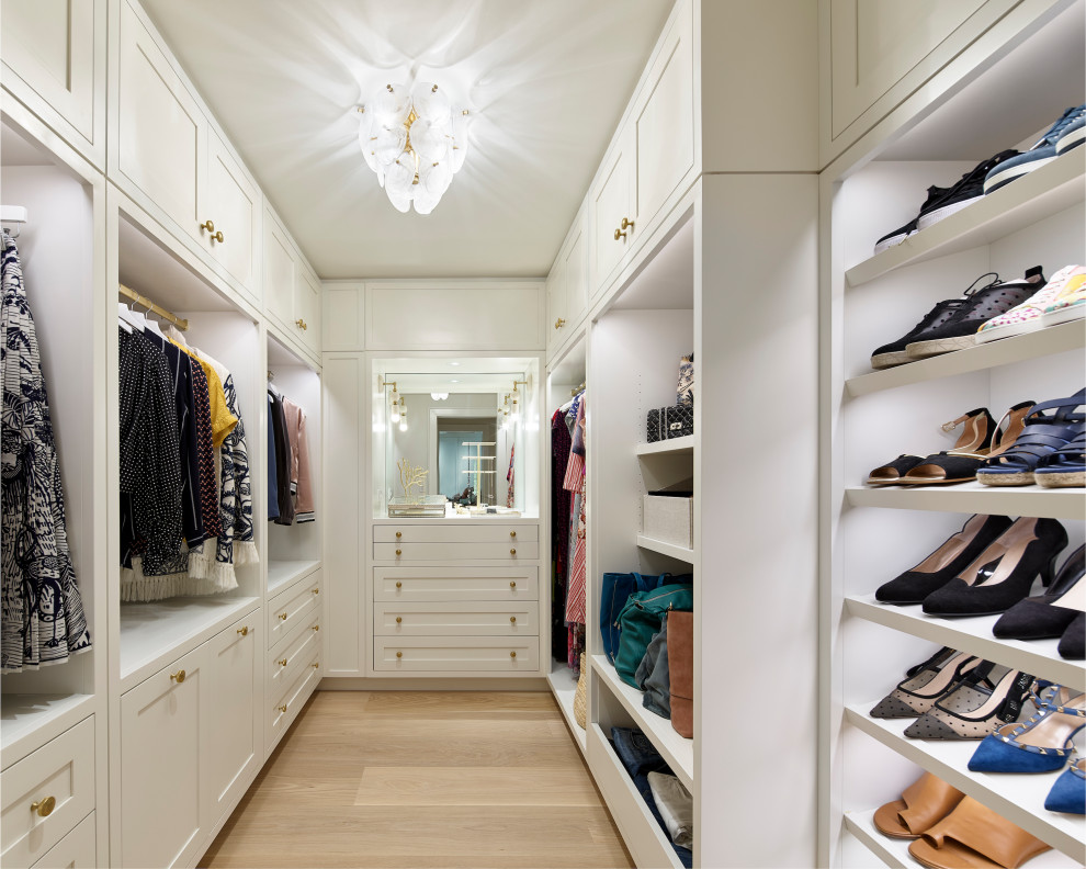 Стильный дизайн: гардеробная комната в стиле неоклассика (современная классика) с фасадами в стиле шейкер, белыми фасадами, светлым паркетным полом и бежевым полом для женщин - последний тренд