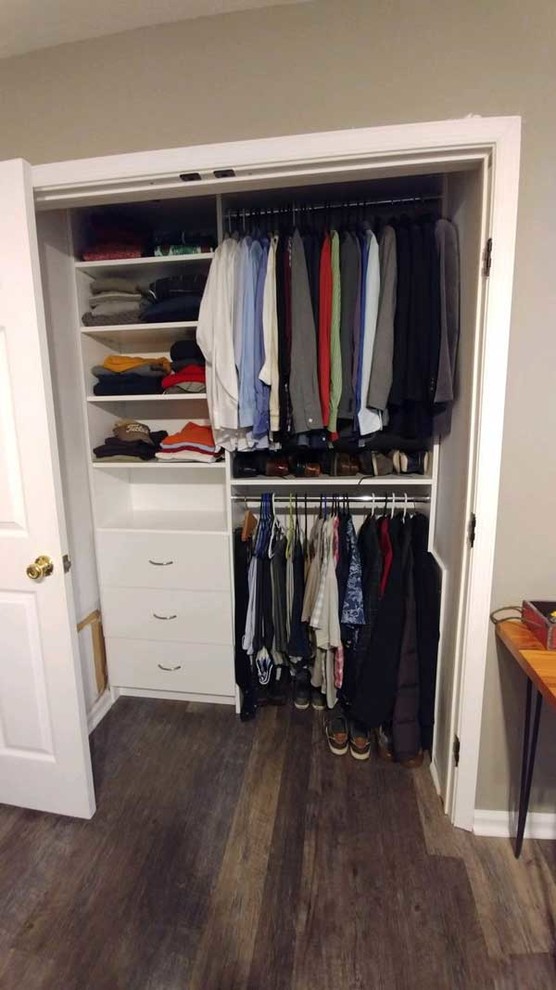 Foto de armario de hombre actual pequeño con armarios con paneles lisos, puertas de armario blancas y suelo de madera en tonos medios