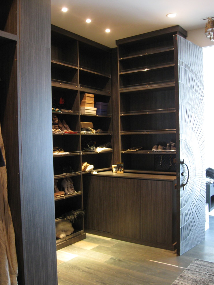 Diseño de armario vestidor unisex actual extra grande con puertas de armario de madera en tonos medios, armarios abiertos, suelo de madera oscura y suelo marrón