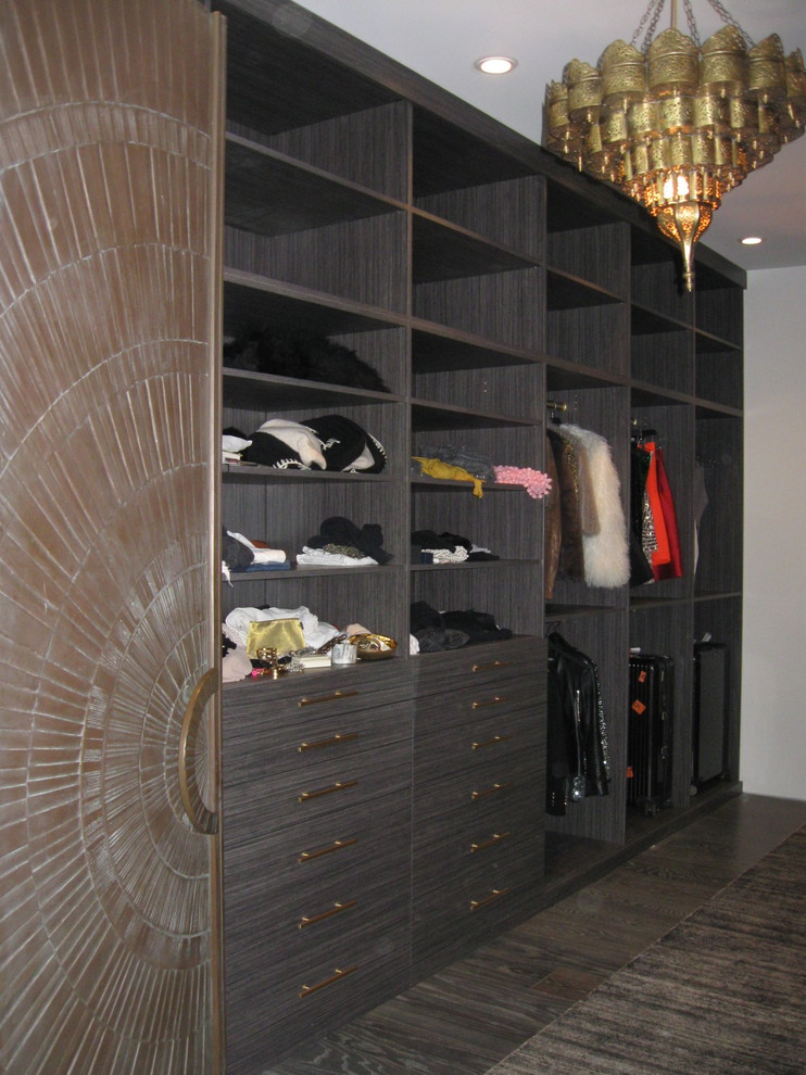 Imagen de armario vestidor unisex contemporáneo extra grande con puertas de armario de madera en tonos medios, armarios abiertos, suelo de madera oscura y suelo marrón