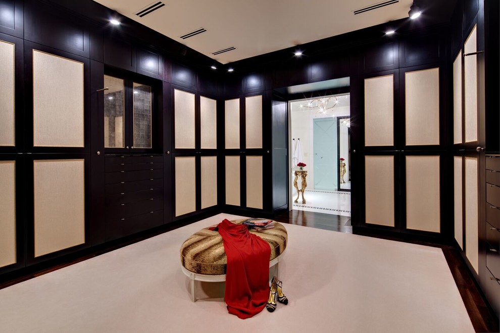 Großes, Neutrales Mediterranes Ankleidezimmer mit Ankleidebereich, Schrankfronten im Shaker-Stil, dunklen Holzschränken und dunklem Holzboden in Miami