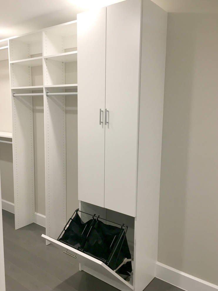 Idéer för ett stort modernt walk-in-closet för könsneutrala, med vita skåp