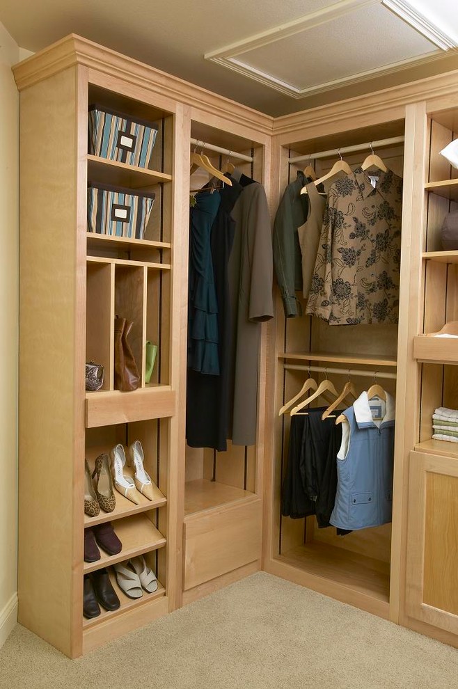 Imagen de armario vestidor unisex tradicional pequeño con armarios estilo shaker, puertas de armario de madera clara, moqueta y suelo beige