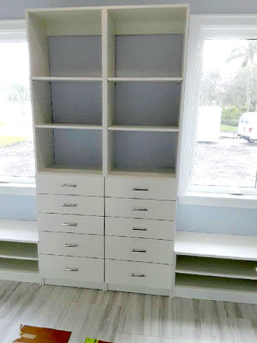 Imagen de armario vestidor unisex actual de tamaño medio con armarios con paneles lisos y puertas de armario blancas